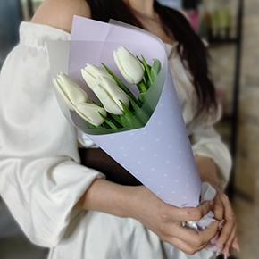 Букетик из 5 белых тюльпанов в Королеве