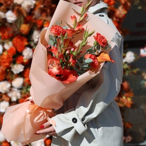 Букет "На закате дня" из гладиолусов, калл, гиперикума и диантусов в Королеве