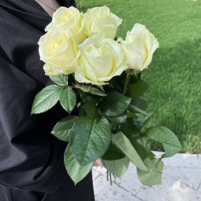 Букет из 5 белых роз (70 см) в Королеве