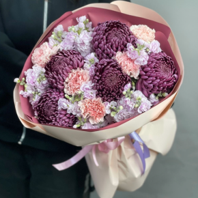 Букет "Софи" из хризантем Бигоуди, диантусов и ароматных маттиол в Королеве