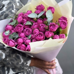 Букет "Малиновый бисквит" из кустовых и пионовидных роз и эвкалипта в Королеве