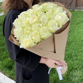 Букет из 25 белых роз в крафте (70 см) в Королеве