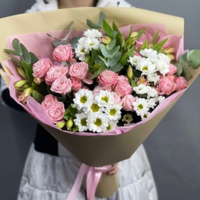 Букет "Лавина" из кустовых пионовидных роз Бомбастик, альстромерий и хризантем сантини в Королеве