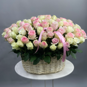Композиция в корзине из 101 кенийской розы пастельный микс (40 см) в Королеве