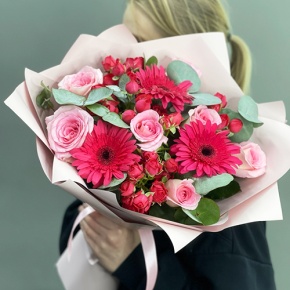 Букет "Маджента" из микса роз, гербер и эвкалипта в Королеве
