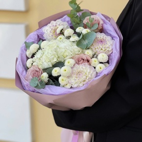 Букет "Динь" из георгин, хризантем сантини, эвкалипта, роз и гортензии в Королеве