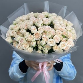 Букет из 35 кремовых кустовых роз (50 см) в Королеве