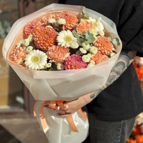 Букет "Персиковый латте" из георгин, диантусов, гербер и хризантем сантини в Королеве