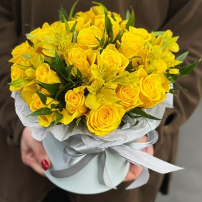 Композиция в шляпной коробке "Розиль" из альстромерий и роз в Королеве