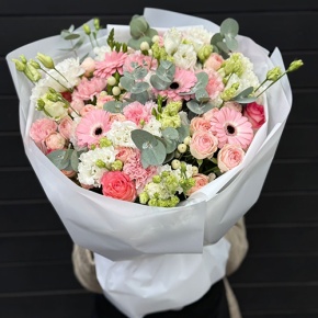 Букет "Ромео" из роз, эвкалипта, гербер, ароматных фрезий, озатамнуса, эустом и диантусов в Королеве