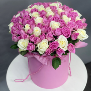 Композиция в шляпной коробке из 151 розы кения микс в Королеве