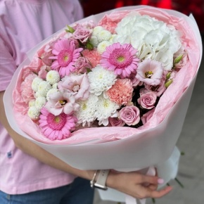 Букет "Розовые облака" из хризантемы, кустовых роз, диантусов, гортензии и эустом в Королеве