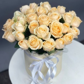 Композиция в шляпной коробке из 35 кремовых кенийских роз в Королеве