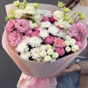 Букет "Задыхаюсь от нежности" из хризантемы, кустовых пионовидных роз, диантусов и эустом в Королеве