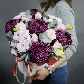 Композиция в шляпной коробке "Наденька" из хризантем Бигоуди, эустом и эвкалипта в Королеве