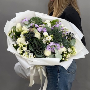 Букет "Ночное рандеву" из брассики, ягод вибирнума, роз, эустом, ароматных маттиол и гиперикума в Королеве