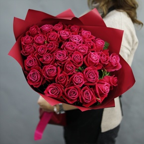 Букет из 35 малиновых роз Шангрила (50 см) в Королеве