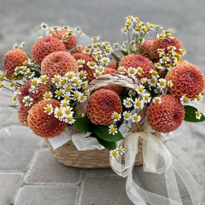 Композиция в сумке "Персиковый чиз" из георгин и ромашек в Королеве