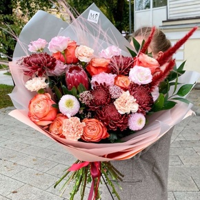 Букет "Каркаде" из хризантем Бигоуди и Момоко, роз Эквадор Кахала, озатамнуса,  эустом, протеи, и диантусов в Королеве