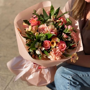 Букет "Каталина" из роз, диантусов, альстромерий, скиммии и кустовых ранункулюсов в Королеве
