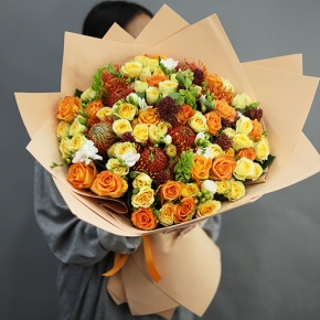 Букет "Осенние грёзы" из лейко, роз, фрезий, скиммии, молюцеллы и лейко в Королеве