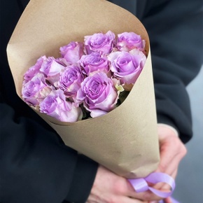 Букет из 11 лиловых роз в крафте (40 см) в Королеве