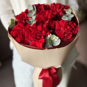 Букет "Красная пантера" из 7 роз Эквадор и эвкалипта в Королеве
