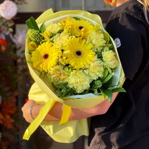 Букет "Солнечная пора" из гербер, альстромерий, скиммии и диантусов в Королеве