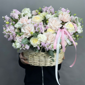 Композиция в корзине из роз Эквадор и ароматных маттиол в Королеве
