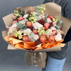 Букет "Татьяна" из маттиол, гортензий, роз Эквадор Кахала, диантусов, скиммии и озатамнуса в Королеве