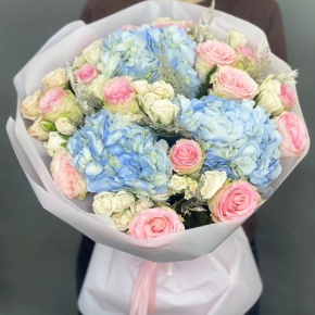 Букет "Легкий ветерок" из роз, конифера и гортензий в Королеве
