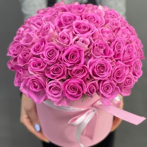 Композиция в шляпной коробке из 71 кенийской розы в Королеве