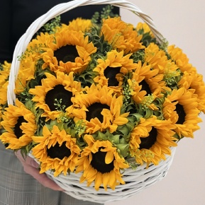 Композиция в корзине из 29 подсолнухов в Королеве