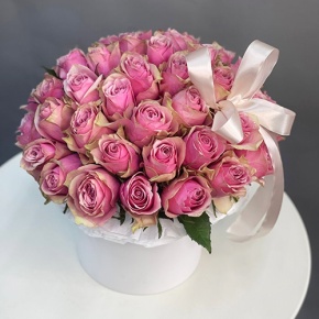 Композиция в шляпной коробке из 43 роз в Королеве