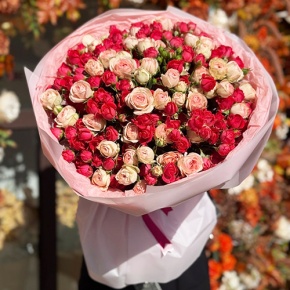 Букет из 35 кустовых роз микс (50 см) в Королеве