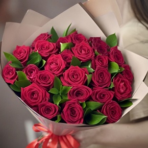 Букет из 25 красных роз и рускуса (50 см) в Королеве