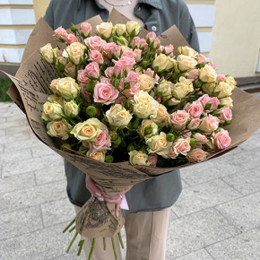 Букет из 19 кустовых роз в крафте (60 см) в Королеве