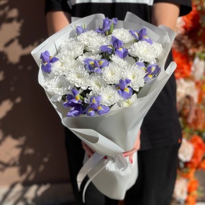 Букет из ирисов и хризантем в Королеве