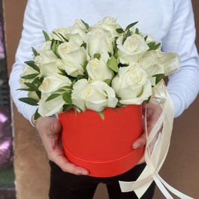 Композиция в шляпной коробке из 25 белых роз в Королеве