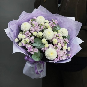 Букет "Ванила" из хризантем сантини, Момоко, эвкалипта и ароматных маттиол в Королеве