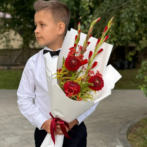 Букет на 1 сентября с красными гладиолусами, георгинами и калиной в Королеве