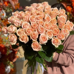Букет из 51 персиковой розы (60 см) в Королеве