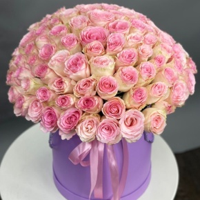 Композиция в шляпной коробке из 151 розы кения в Королеве