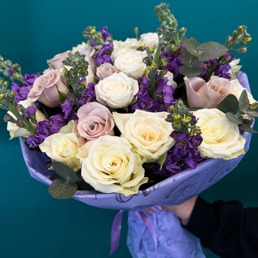 Букет "Фиолетовый мусс" из роз и ароматных маттиол в Королеве