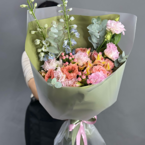 Букет "Таинственное очарование" из мазровых роз Риджентс парк, гиперикума, альстромерий, эустом и дельфиниума в Королеве