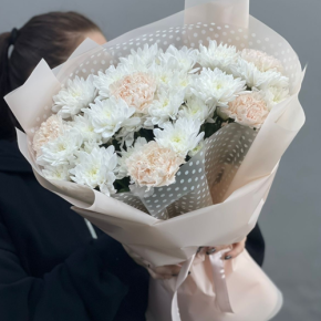 Букет из хризантем и диантусов пудра в Королеве