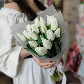 Букет из 15 белых тюльпанов в Королеве