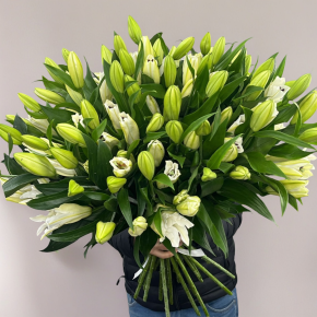 Объемный букет из 27 ароматных белых лилий в Королеве