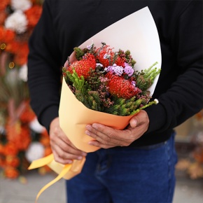Букет "Капс" из лейко и экзотики в Королеве