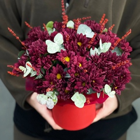 Композиция в шляпной коробке "Кристалл" из хризантем и лаванды в Королеве